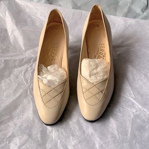 Vintage cream Ferragamo leather heels 5B